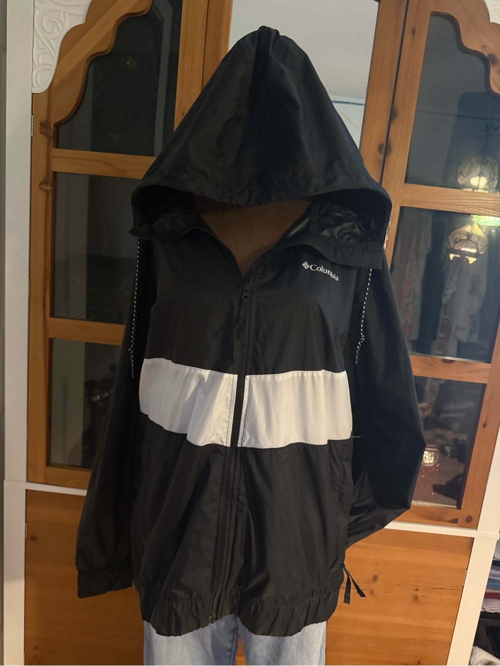 Woman’s Columbia Black & White Hooded Windbreaker Jacket Size L